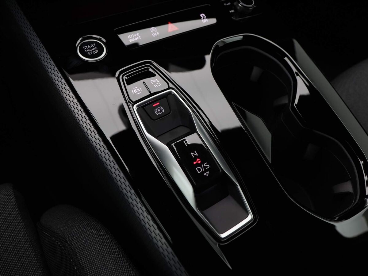 Audi A5 Avant Edition One 35 TFSI  150 PK Avant 7 versn. | Edition One | Privacyglas | 20 inch multispaak | Rode Remzadels |