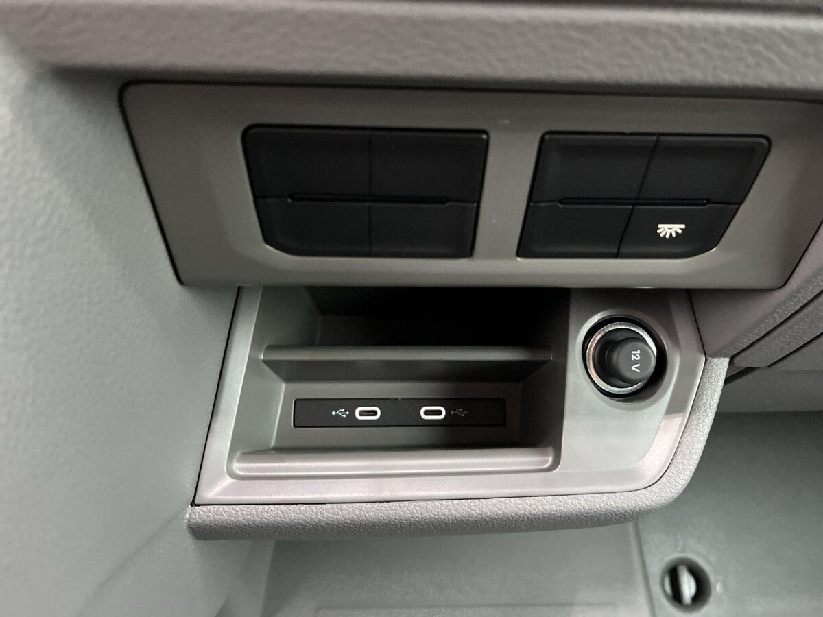 VW-Bedrijfswagens Crafter 35 2.0 TDI L3H3 140Pk Automaat | Trekhaak | Achteruitrij Camera | MJ 2025 | BPM Vrij |