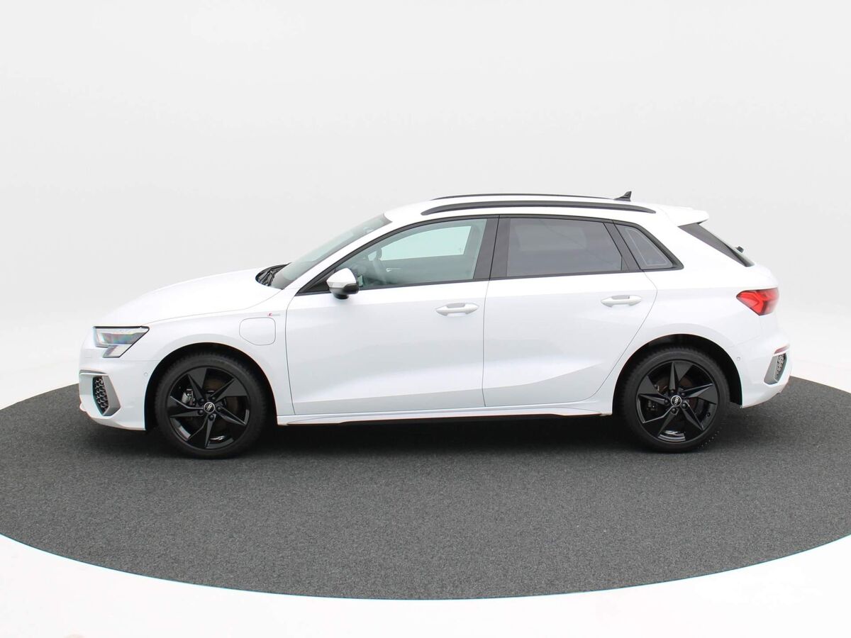 Audi A3 Sportback Sportback 40 TFSi e 204 Pk S-Line | Navi | Full LED | Alcantara | 17 Inch | Adapt. Cruise | Stoelverwarming | 15.317 Km!!