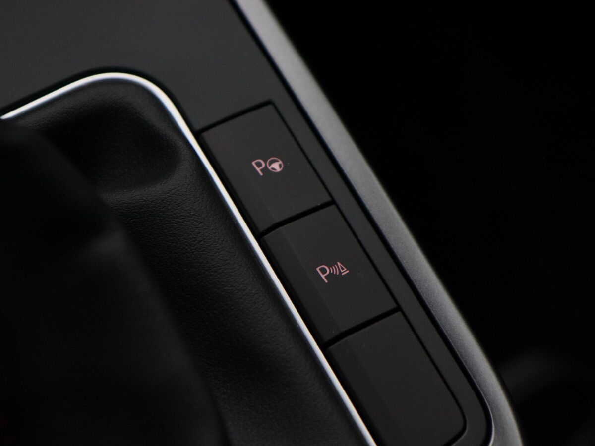 SEAT Arona FR Business Connect 1.0 TSI 95 pk | Black pack | Achteruitrijcamera | Adaptive cruise control | Stoelverwarming
