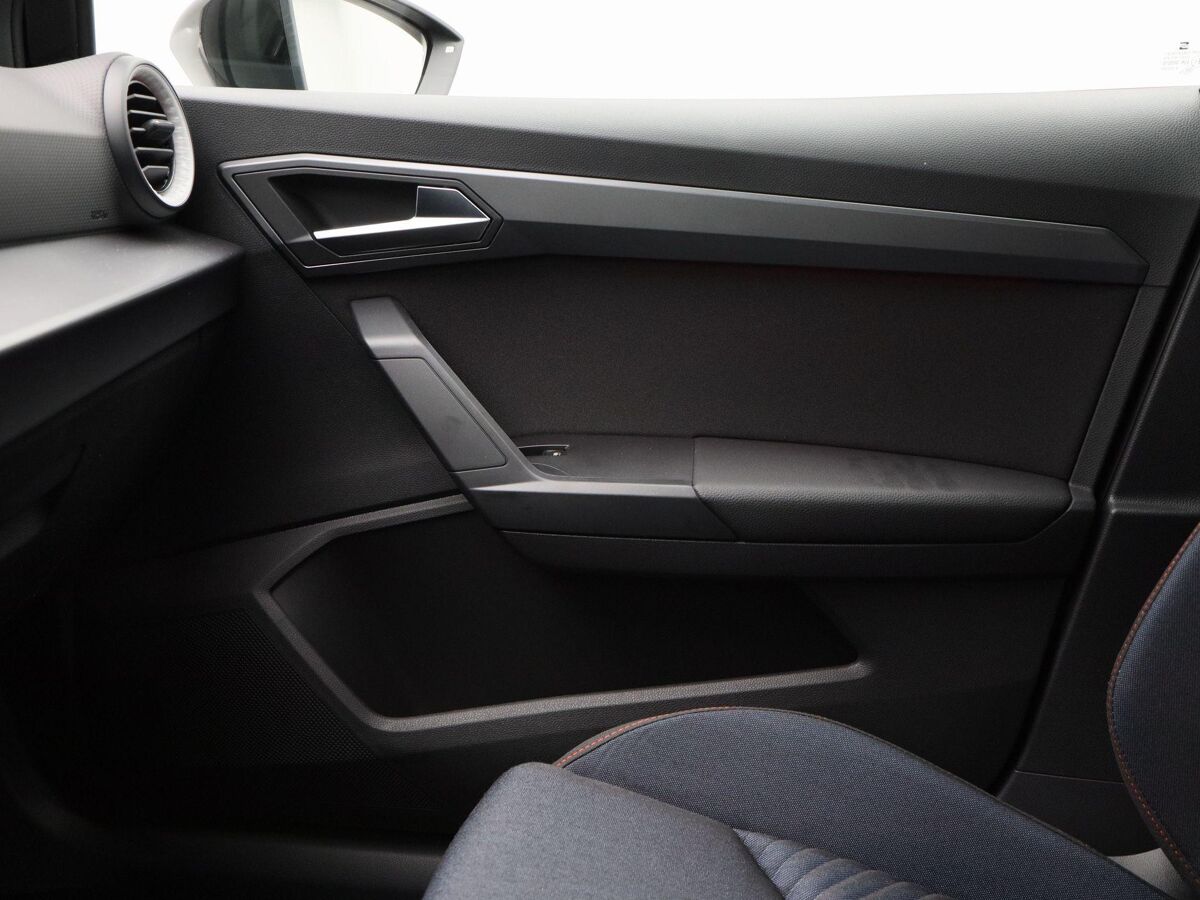 SEAT Arona FR Business Connect 1.0 TSI 95 pk | Black pack | Achteruitrijcamera | Adaptive cruise control | Stoelverwarming