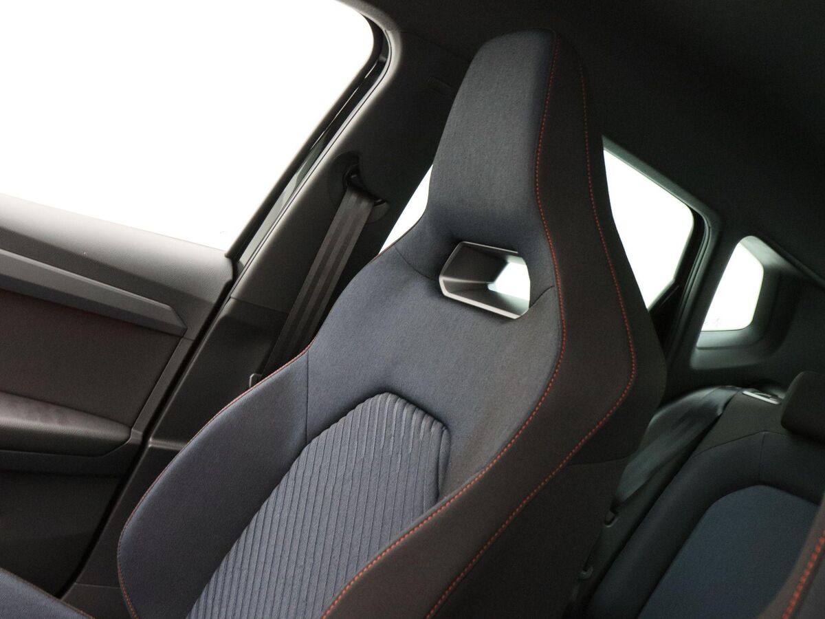 SEAT Arona FR Business Connect 1.0 TSI 95 pk | Black pack | Achteruitrijcamera | Adaptive cruise control | Stoelverwarming