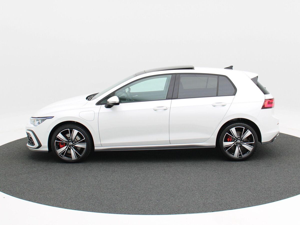 Volkswagen Golf GTE 1.4 eHybrid GTE 245 Pk Automaat | Full LED IQ Light | Panoramadak | 18 Inch | Navigatie | Adaptive Cruise | 5.653 Km!!