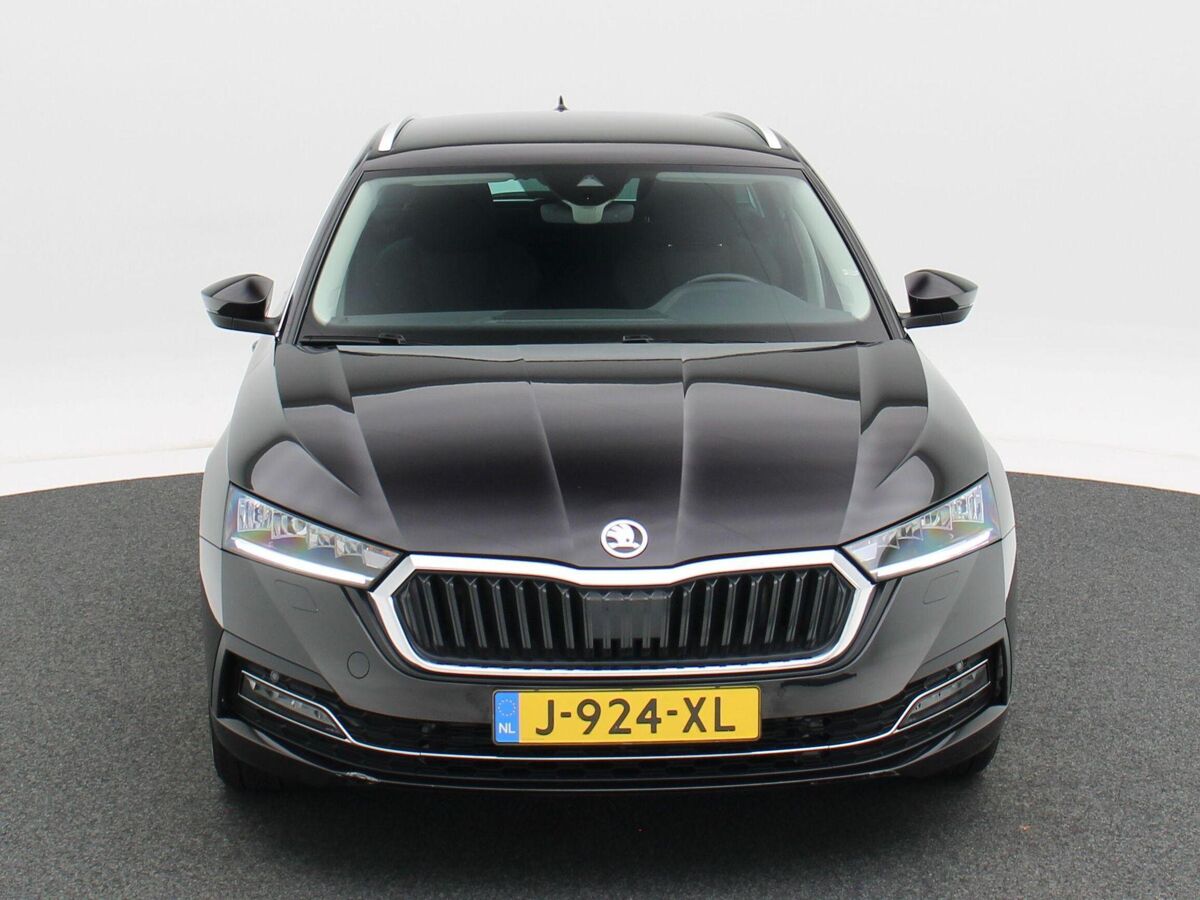 Škoda Octavia Combi 1.0 TSi 110 Pk Business Edition Plus | Trekhaak | Elektrische Achterklep | Parkeersensoren | Adaptive Cruise | Stoel Verwarming | ECC | Privacy Glass | 17 Inch