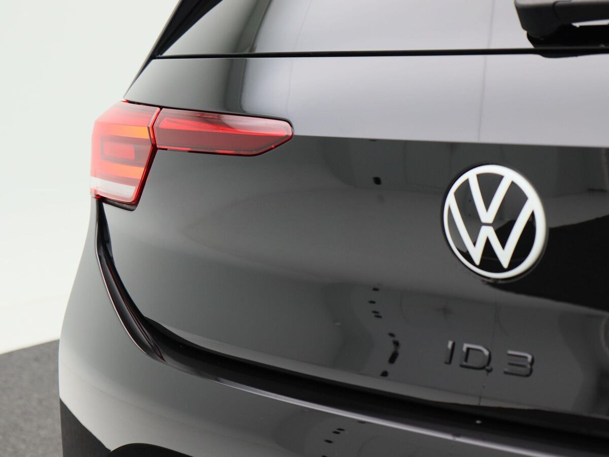 Volkswagen ID.3 Black Edition 52 kWh 170 pk | 19" Lichtmetalen Velgen | Parkeersensoren | Cruise Control Adaptief | App Connect |