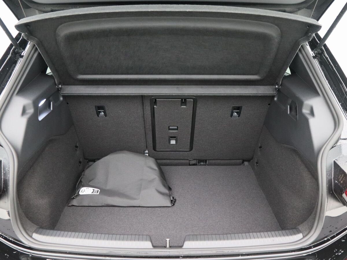 Volkswagen ID.3 Black Edition 52 kWh 170 pk | 19" Lichtmetalen Velgen | Parkeersensoren | Cruise Control Adaptief | App Connect |