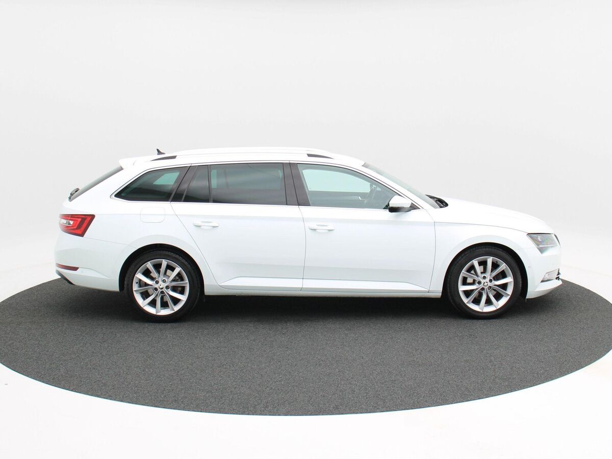 Škoda Superb Combi 1.8 TSi 180 Pk Style | Trekhaak | Stoelverwarming | Elektrische Stoelen | Cruise Control | Carplay |  Navigatie | LED | Privacy Glass | Parkeersensoren | 18 Inch