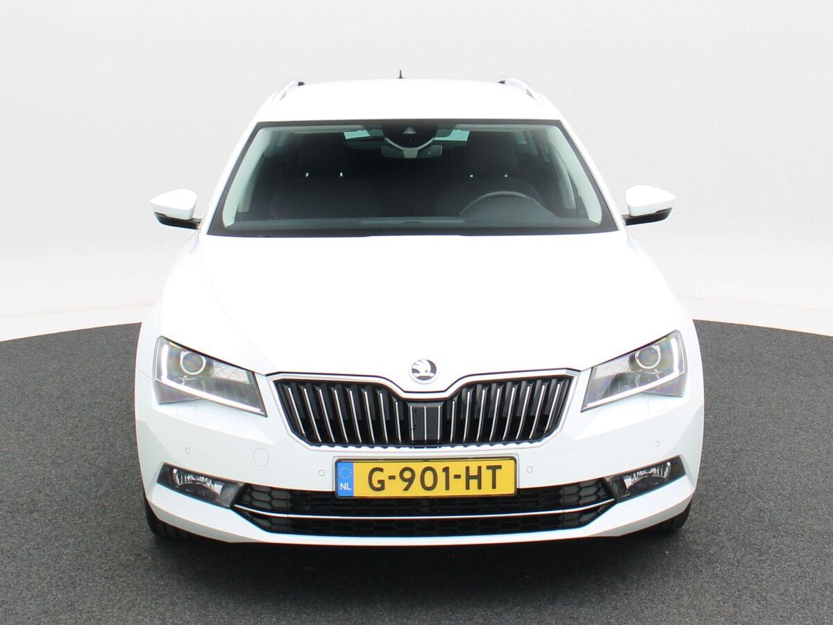 Škoda Superb Combi 1.8 TSi 180 Pk Style | Trekhaak | Stoelverwarming | Elektrische Stoelen | Cruise Control | Carplay |  Navigatie | LED | Privacy Glass | Parkeersensoren | 18 Inch