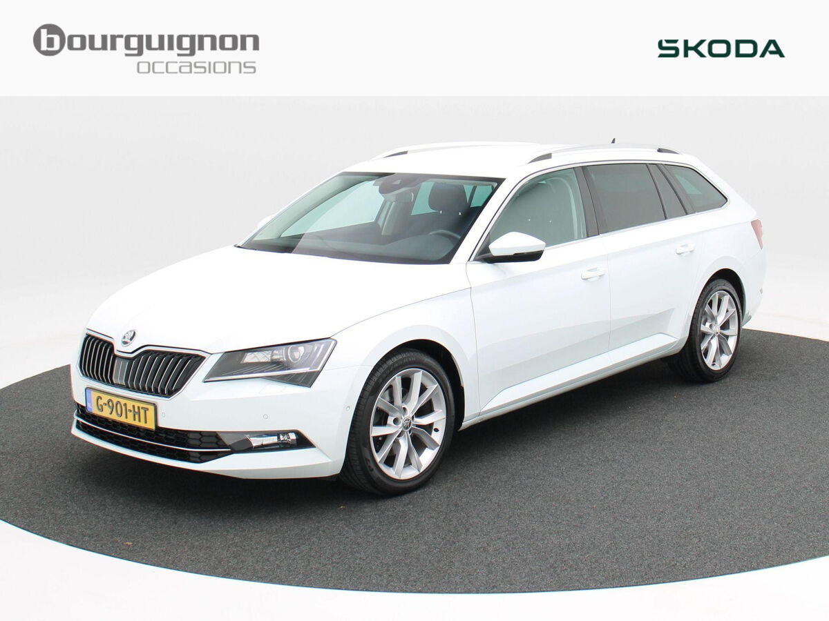 Škoda Superb Combi 1.8 TSi 180 Pk Style | Trekhaak | Stoelverwarming | Elektrische Stoelen | Cruise Control | Carplay |  Navigatie | LED | Privacy Glass | Parkeersensoren | 18 Inch