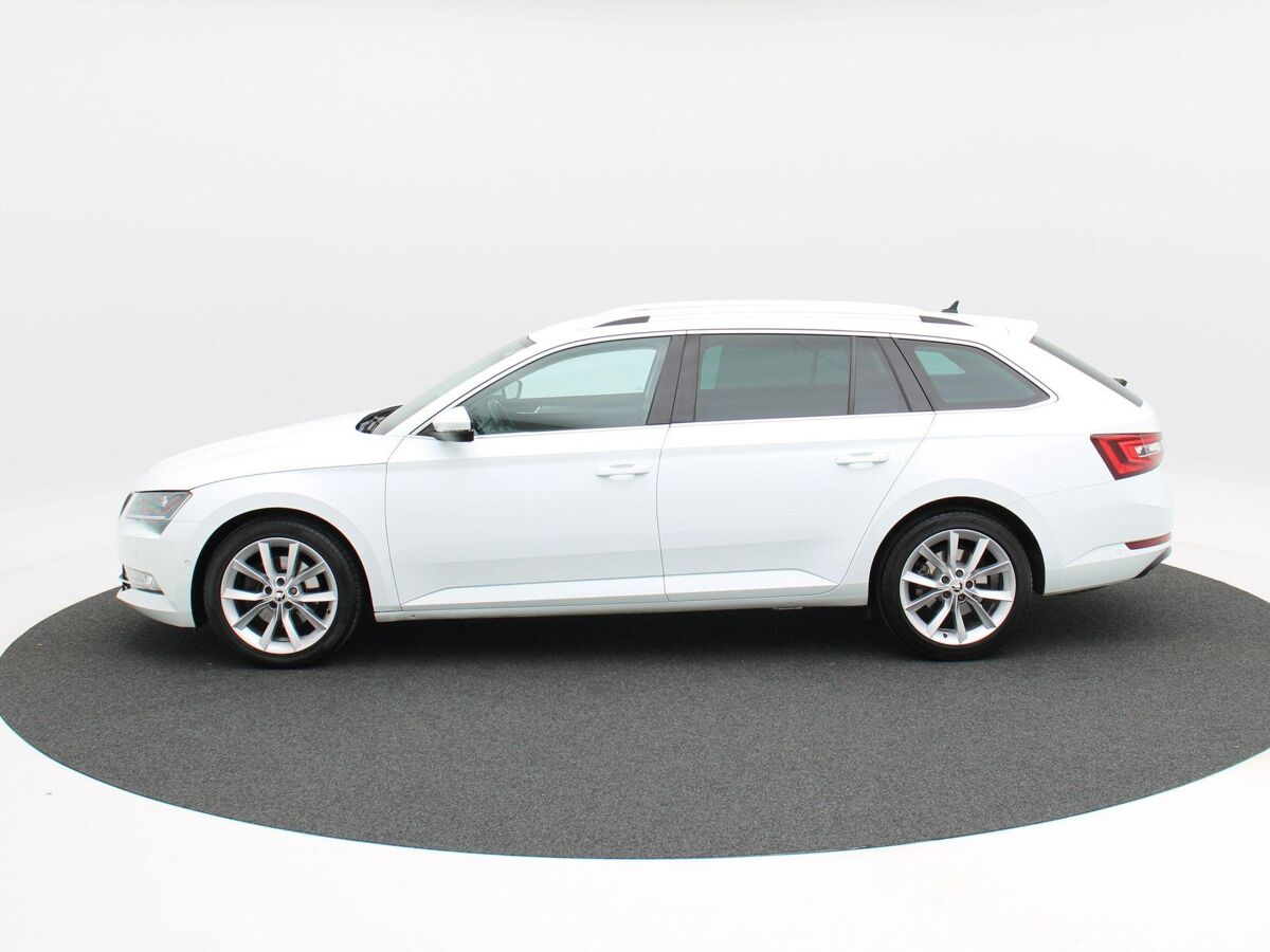 Škoda Superb Combi 1.8 TSi 180 Pk Style | Trekhaak | Stoelverwarming | Elektrische Stoelen | Cruise Control | Carplay |  Navigatie | LED | Privacy Glass | Parkeersensoren | 18 Inch