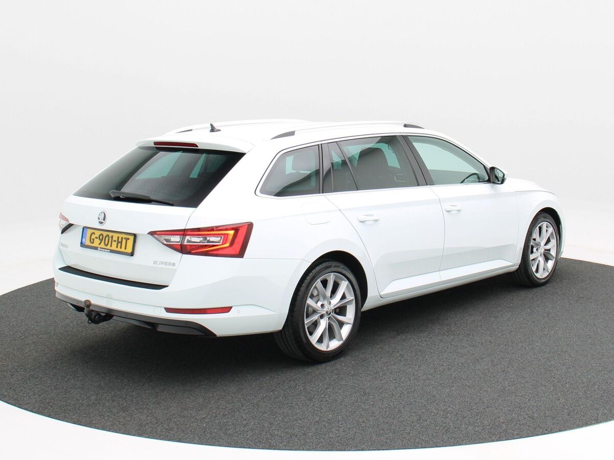 Škoda Superb Combi 1.8 TSi 180 Pk Style | Trekhaak | Stoelverwarming | Elektrische Stoelen | Cruise Control | Carplay |  Navigatie | LED | Privacy Glass | Parkeersensoren | 18 Inch