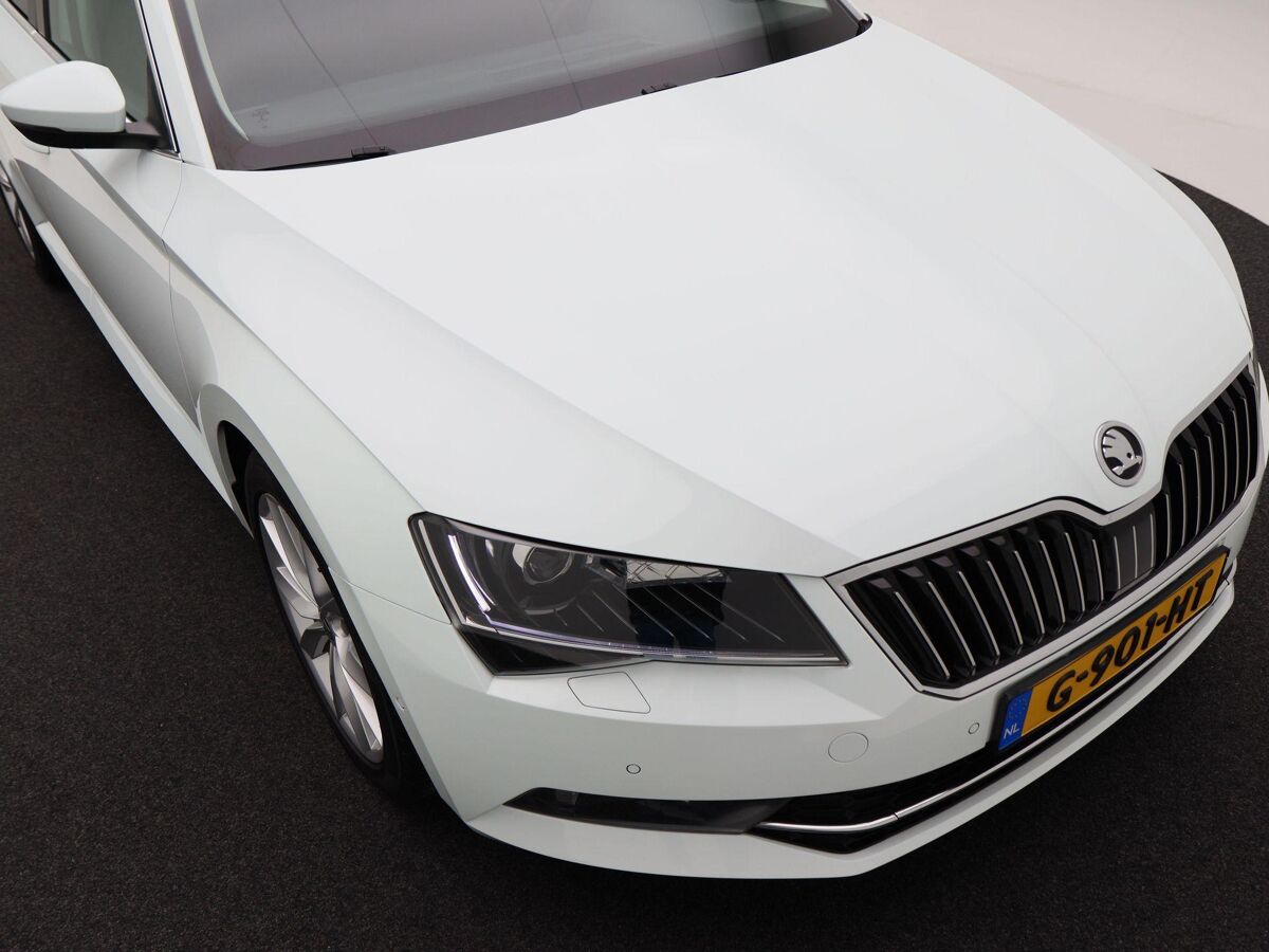 Škoda Superb Combi 1.8 TSi 180 Pk Style | Trekhaak | Stoelverwarming | Elektrische Stoelen | Cruise Control | Carplay |  Navigatie | LED | Privacy Glass | Parkeersensoren | 18 Inch