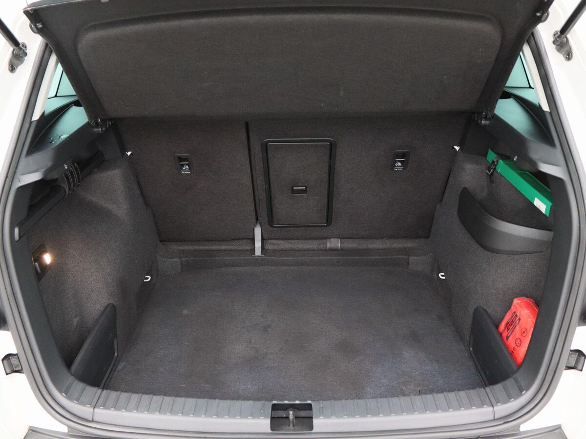 Škoda Karoq 1.5 TSi 150 Pk Automaat Style Business | Navigatie | Airco | Cruise Controle | 17 Inch | Privacy Glass | Parkeersensoren | 90.114 Km!!