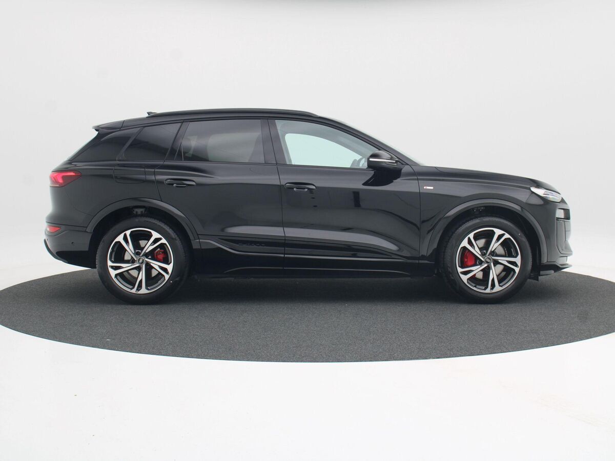 Audi Q6 e-tron S edition e-tron 83Kwh 185 kW / 252 PK Hatchback E € 2000,- VOORDEEL DOOR E- PREMIE!!!| 20 inch | Tech Pro pakket | Privacyglas |