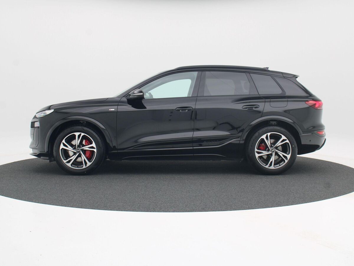 Audi Q6 e-tron S edition e-tron 83Kwh 185 kW / 252 PK Hatchback E € 2000,- VOORDEEL DOOR E- PREMIE!!!| 20 inch | Tech Pro pakket | Privacyglas |