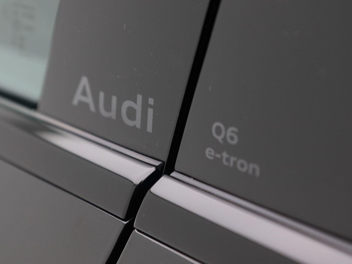 Audi Q6 e-tron S edition e-tron 83Kwh 185 kW / 252 PK Hatchback E € 2000,- VOORDEEL DOOR E- PREMIE!!!| 20 inch | Tech Pro pakket | Privacyglas |