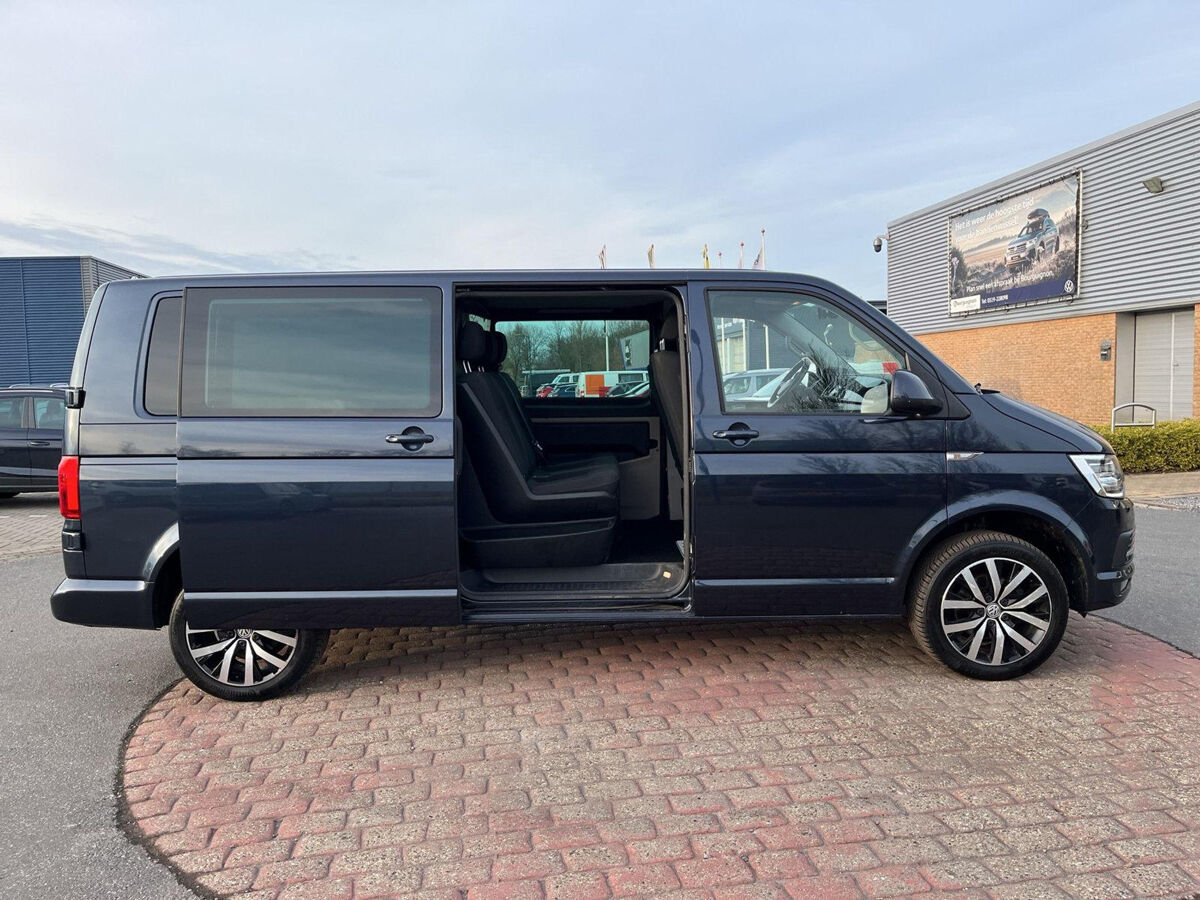 VW-Bedrijfswagens Transporter 2.0 TDI L2H1 DC Highline 150Pk | LED | Trekhaak | Automaat |