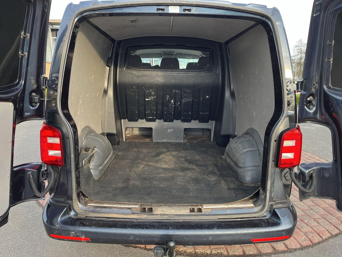 VW-Bedrijfswagens Transporter 2.0 TDI L2H1 DC Highline 150Pk | LED | Trekhaak | Automaat |