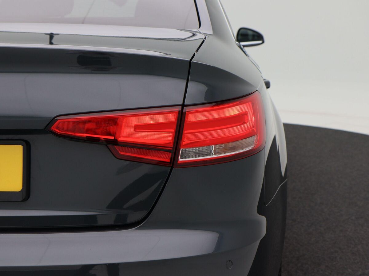 Audi A4 Limousine 1.4 TFSi 150 Pk S-Line | Climate | Parkeersensoren | Stoelverwarming | Bluetooth | Trekhaak | 18 Inch
