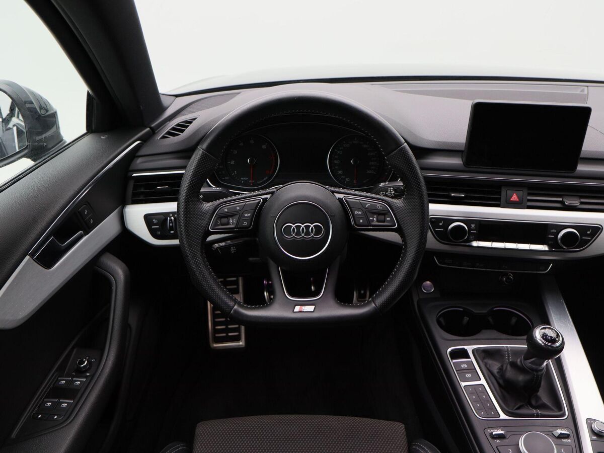 Audi A4 Limousine 1.4 TFSi 150 Pk S-Line | Climate | Parkeersensoren | Stoelverwarming | Bluetooth | Trekhaak | 18 Inch
