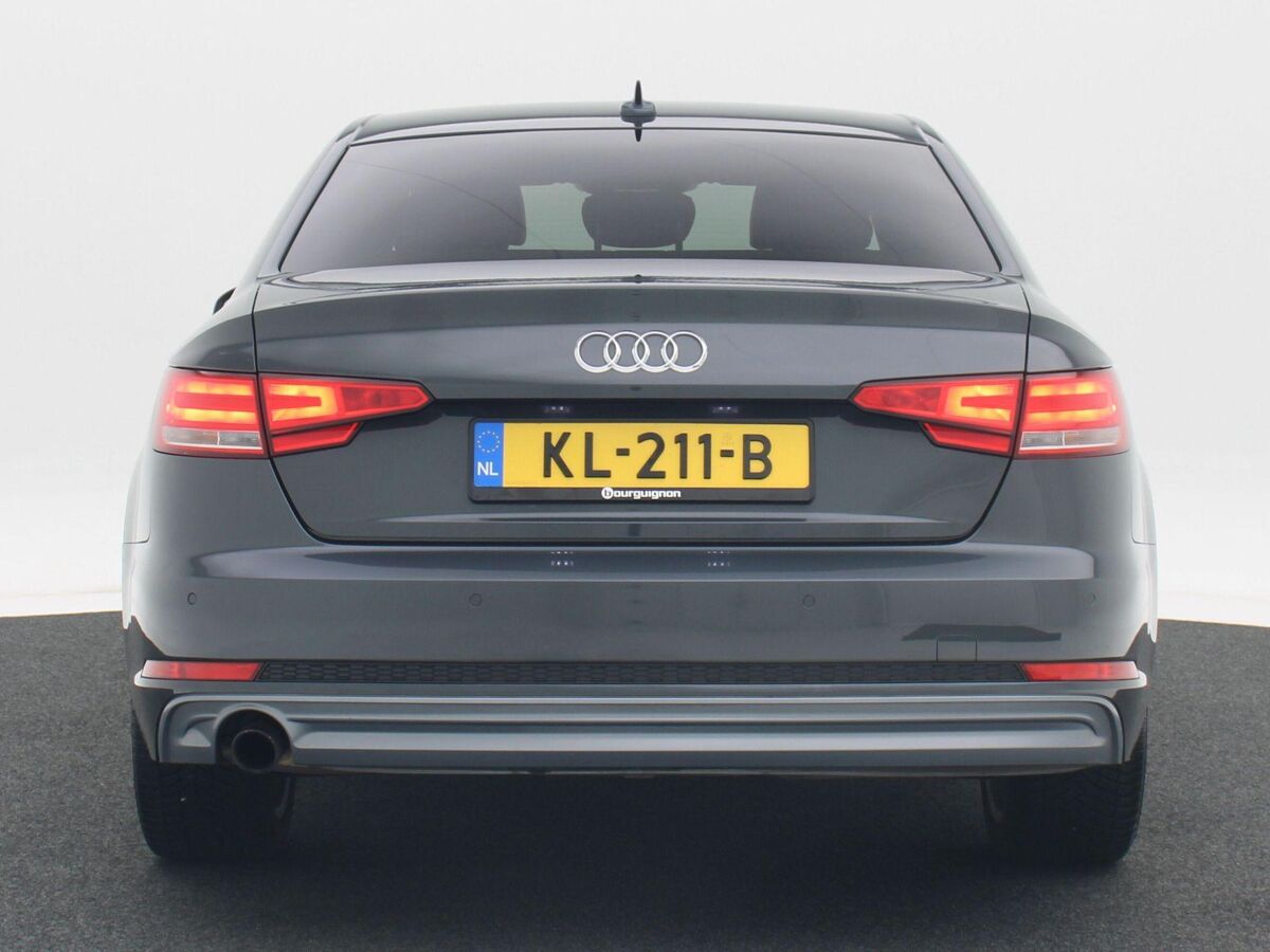 Audi A4 Limousine 1.4 TFSi 150 Pk S-Line | Climate | Parkeersensoren | Stoelverwarming | Bluetooth | Trekhaak | 18 Inch