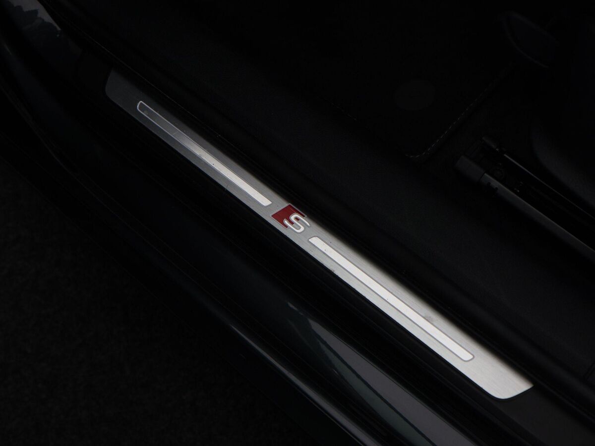 Audi A4 Limousine 1.4 TFSi 150 Pk S-Line | Climate | Parkeersensoren | Stoelverwarming | Bluetooth | Trekhaak | 18 Inch