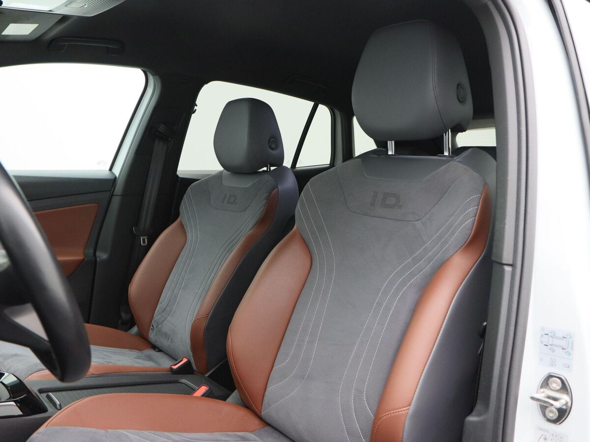 Volkswagen ID.4 Max 77 kWh 204 Pk Automaat | Full Led | | Trekhaak | Stoelverwarming | Adaptive Cruise Control | Camera | CarPlay | 83.337 Km!!