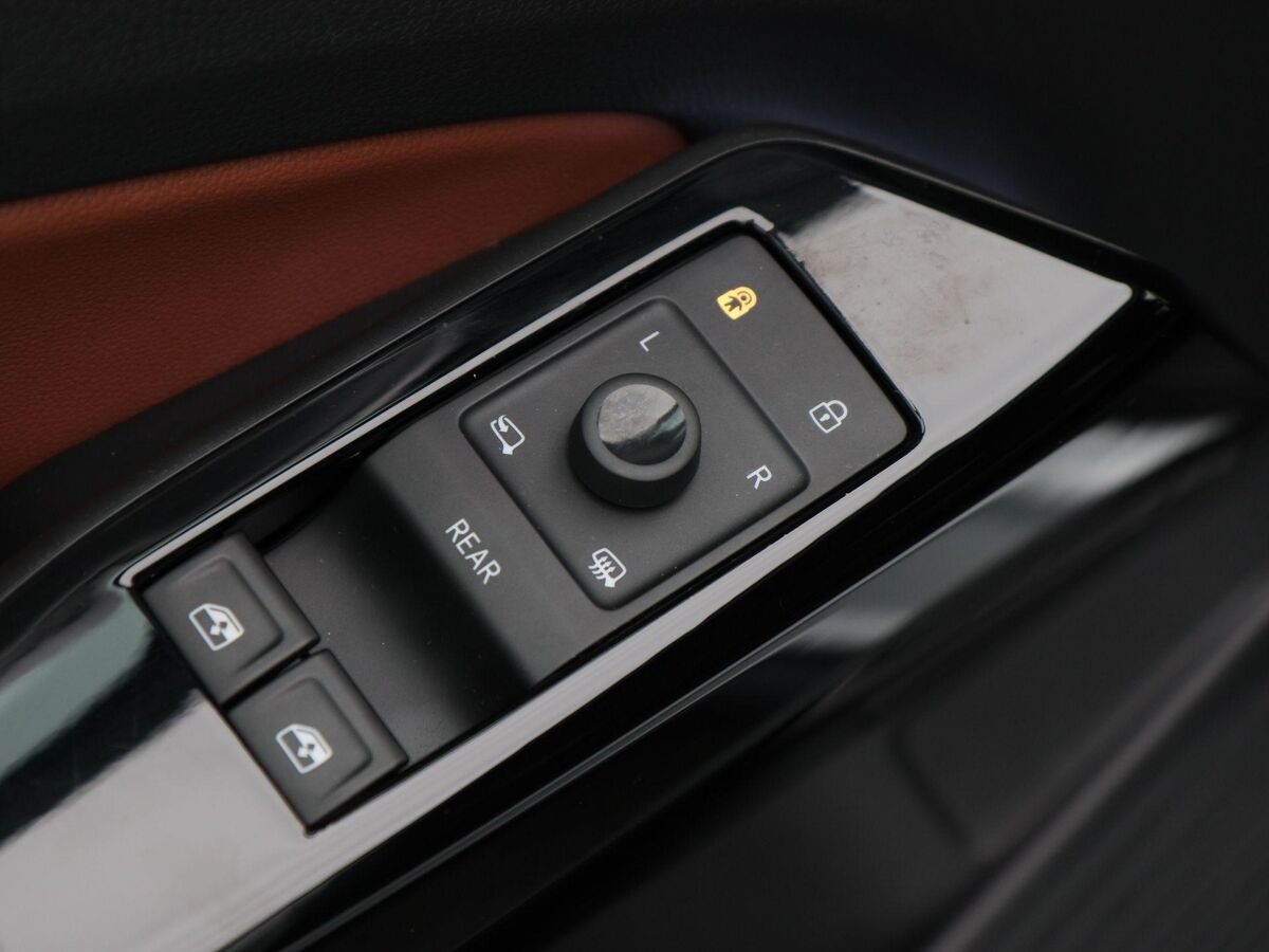 Volkswagen ID.4 Max 77 kWh 204 Pk Automaat | Full Led | | Trekhaak | Stoelverwarming | Adaptive Cruise Control | Camera | CarPlay | 83.337 Km!!