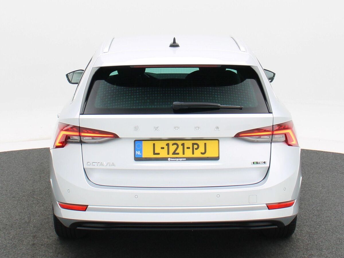 Škoda Octavia Combi 1.0 e-TSi 110 Pk Automaat Business Edition | Cruise Control | Parkeersensoren | CarPlay | Navigatie | Bluetooth | 74.326 Km!!