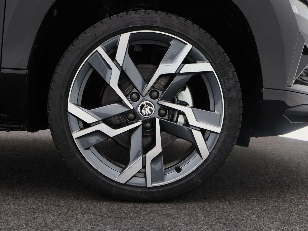 Škoda Karoq Sportline Business 1.5 TSI 150 pk | Automaat | Adaptive Cruise Control | Elektr. achterklep | Achteruitrijcamera | 19" velgen