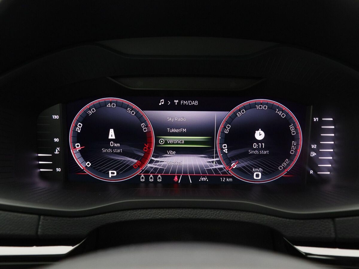 Škoda Karoq Sportline Business 1.5 TSI 150 pk | Automaat | Adaptive Cruise Control | Elektr. achterklep | Achteruitrijcamera | 19" velgen