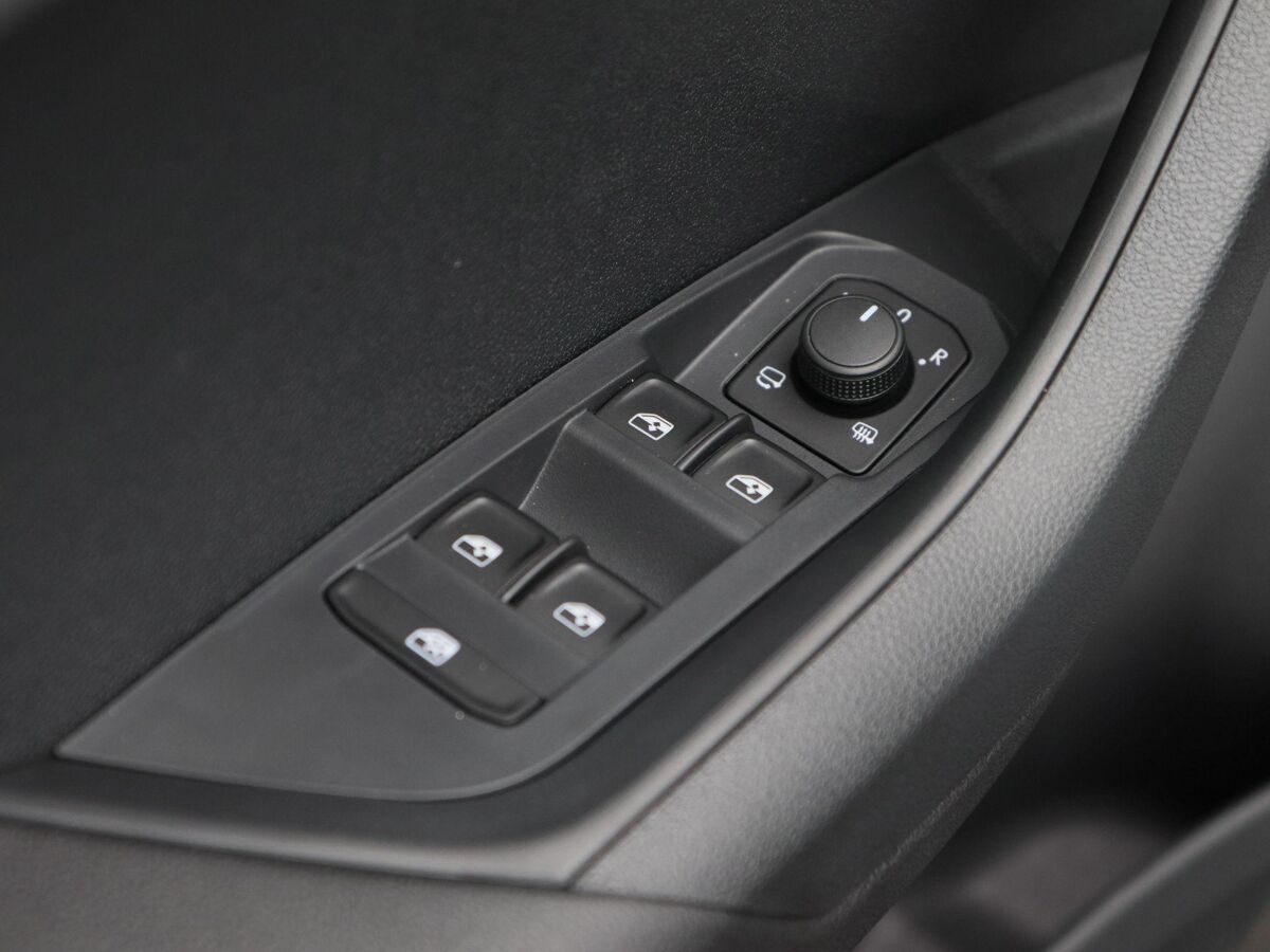 Škoda Karoq Sportline Business 1.5 TSI 150 pk | Automaat | Adaptive Cruise Control | Elektr. achterklep | Achteruitrijcamera | 19" velgen