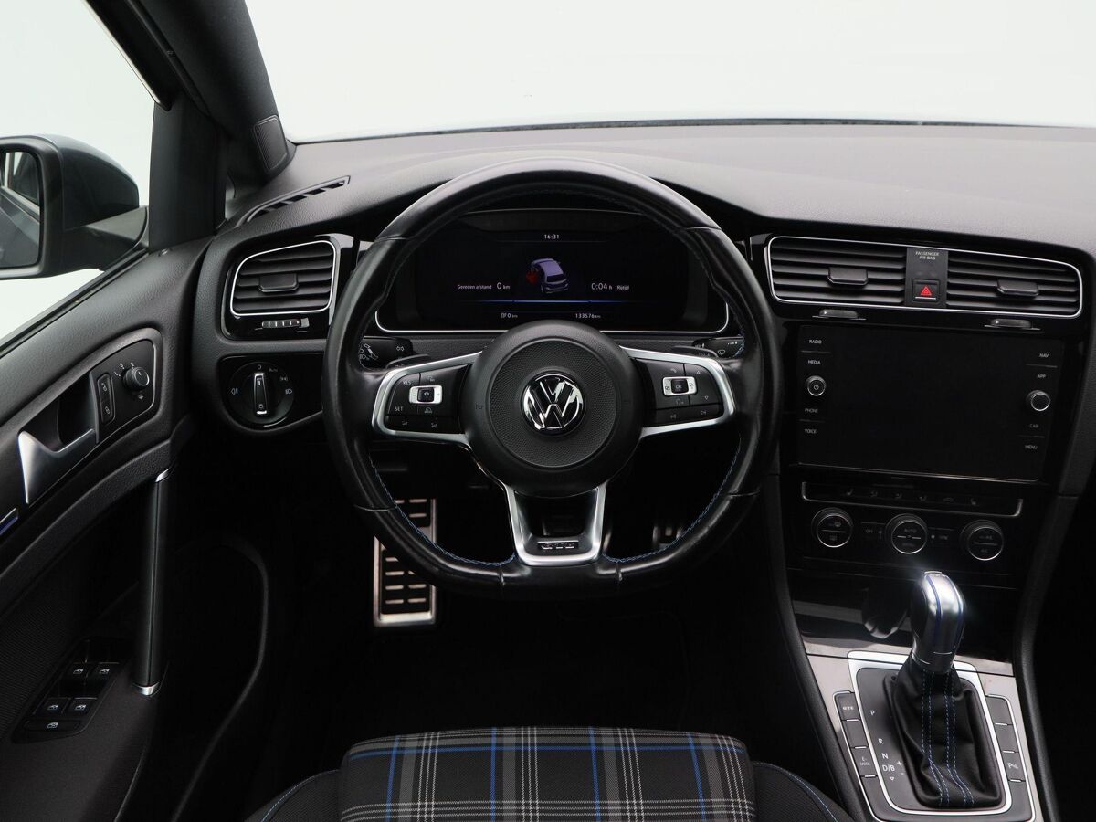 Volkswagen Golf GTE 1.4 TSi 204 Pk Automaat GTE | Full LED | Panoramadak | Trekhaak | Privacy Glass | 17 Inch | Adaptive Cruise