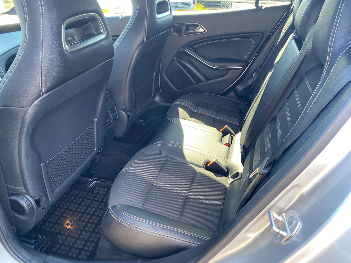Mercedes-Benz GLA-klasse 180 | Automaat | Navi | Clima | A-Camera | Trekhaak | Elec. A-Klep |