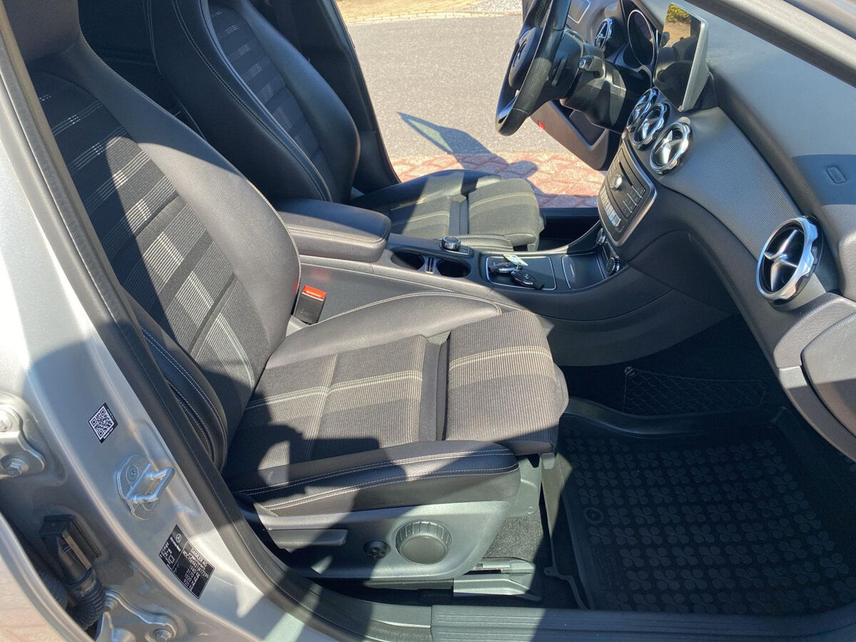 Mercedes-Benz GLA-klasse 180 | Automaat | Navi | Clima | A-Camera | Trekhaak | Elec. A-Klep |