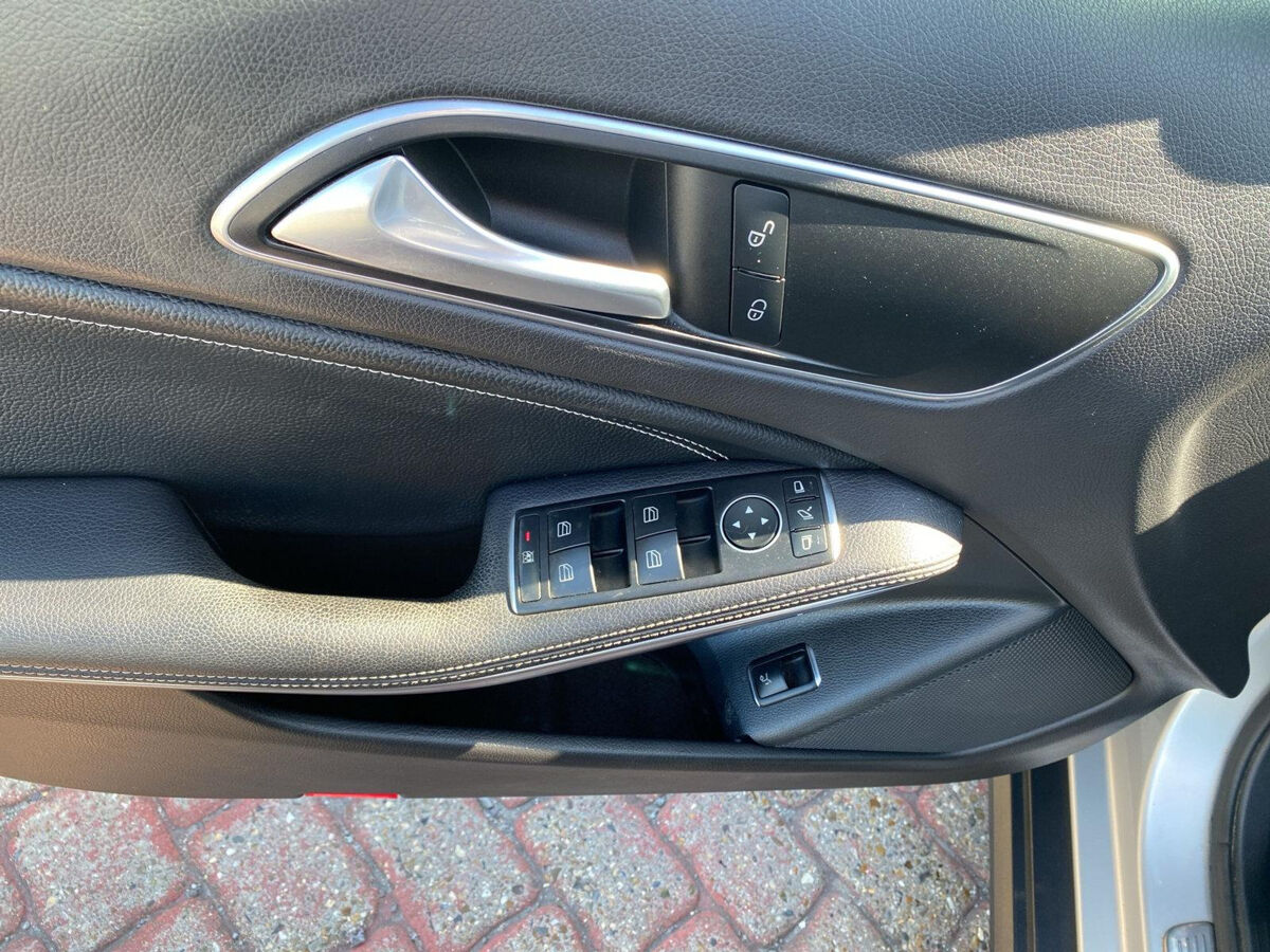 Mercedes-Benz GLA-klasse 180 | Automaat | Navi | Clima | A-Camera | Trekhaak | Elec. A-Klep |