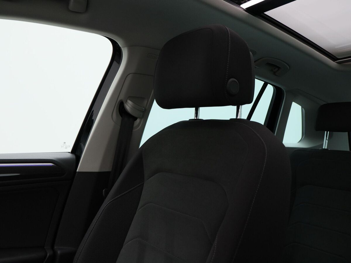 Volkswagen Tiguan 1.5 TSI Elegance | Full LED | Trekhaak | Panoramadak | Camera | 18 Inch | Adaptive Cruise | Stoelverwarming | 79.209 Km!!