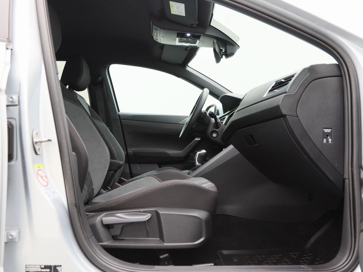 Volkswagen Taigo 1.0 TSi 110 Pk Automaat R-Line | Airco | Trekhaak | Stoelverwarming | Camera | 17 Inch | Privacy Glass | 17.204 Km!!