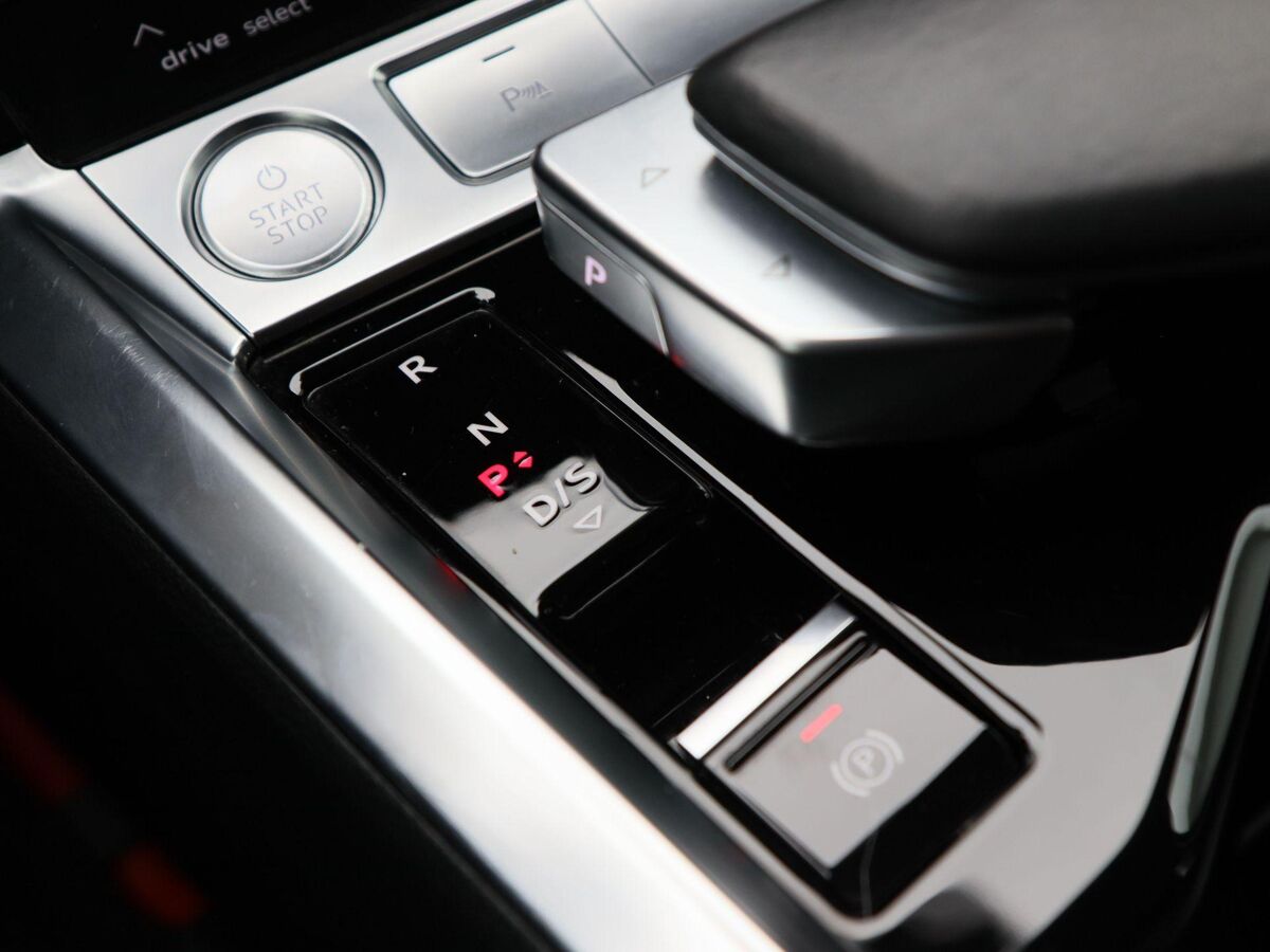 Audi e-tron 50 quattro 313 Pk Launch edition 71 kWh | Cruise Control | Luchtvering | Bluetooth | Navigatie | 21 Inch | 68.437 Km!!