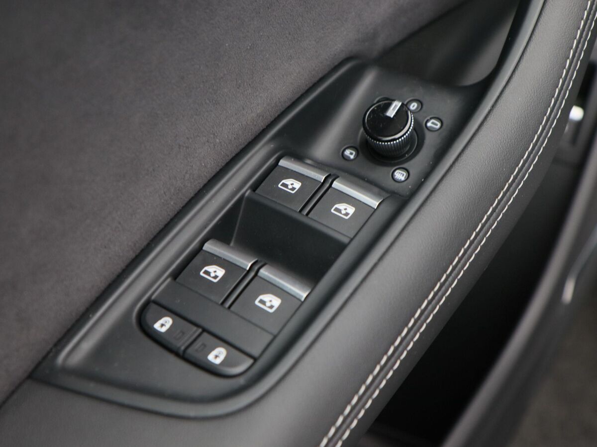 Audi Q8 55 TFSi e 394 Pk Automaat quattro S-Line | HD Matrix LED | Vierwielbesturing | B&O Audio | Trekaak | Panoramadak | Zwart Optiek | Luchtvering | 18.804 Km!!