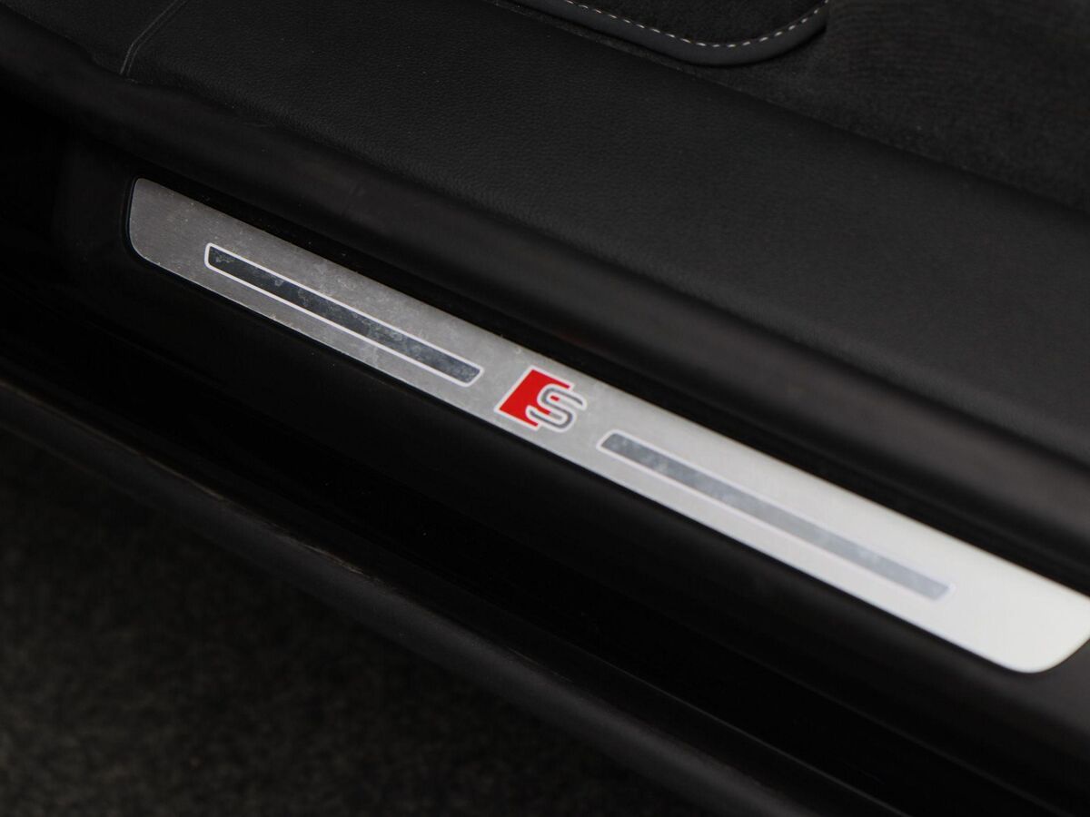 Audi Q8 55 TFSi e 394 Pk Automaat quattro S-Line | HD Matrix LED | Vierwielbesturing | B&O Audio | Trekaak | Panoramadak | Zwart Optiek | Luchtvering | 18.804 Km!!