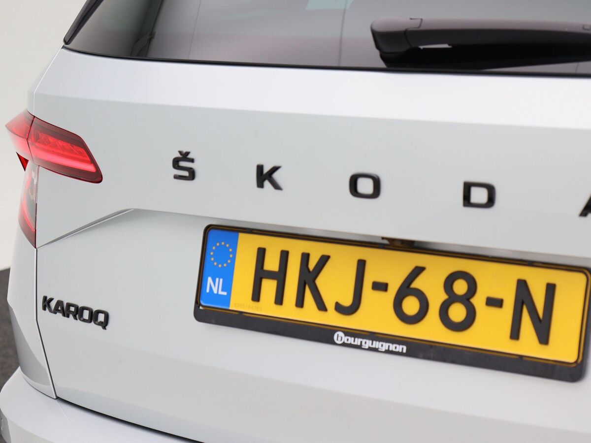 Škoda Karoq 1.5 TSi 150 Pk Automaat Sportline Business | Panoramadak | Trekhaak | Full LED | Camera | 19 Inch | Stoelverwarming | Adaptive Cruise | 42.278 Km!!