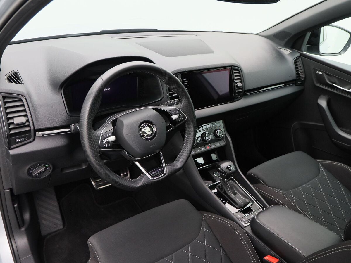 Škoda Karoq 1.5 TSi 150 Pk Automaat Sportline Business | Panoramadak | Trekhaak | Full LED | Camera | 19 Inch | Stoelverwarming | Adaptive Cruise | 42.278 Km!!