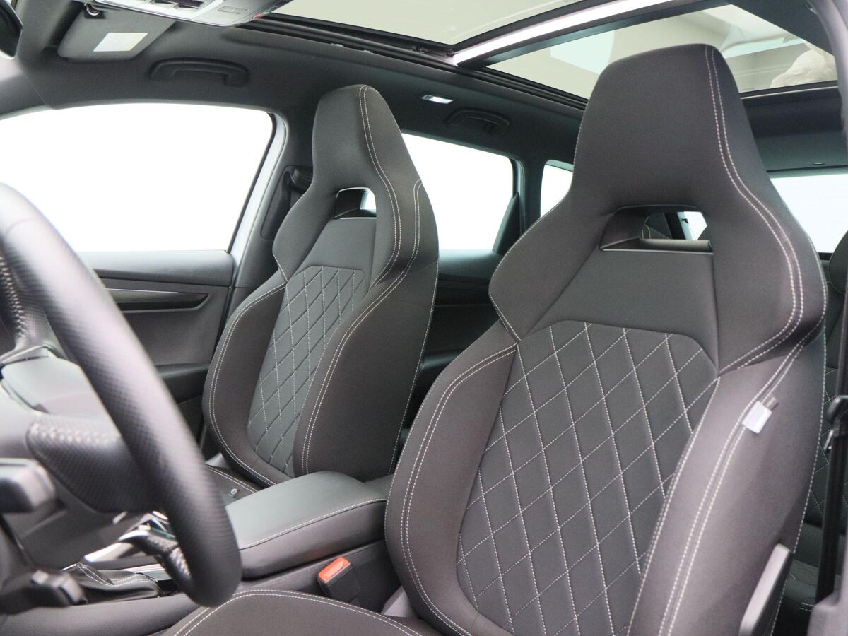 Škoda Karoq 1.5 TSi 150 Pk Automaat Sportline Business | Panoramadak | Trekhaak | Full LED | Camera | 19 Inch | Stoelverwarming | Adaptive Cruise | 42.278 Km!!