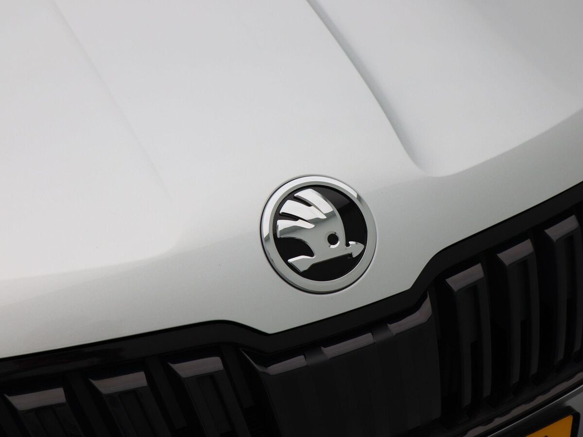 Škoda Karoq 1.5 TSi 150 Pk Automaat Sportline Business | Panoramadak | Trekhaak | Full LED | Camera | 19 Inch | Stoelverwarming | Adaptive Cruise | 42.278 Km!!