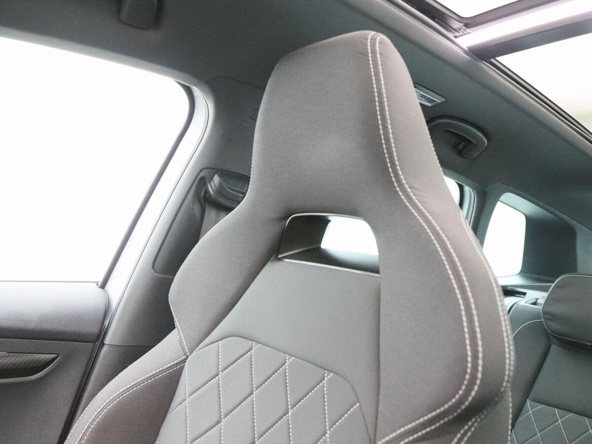 Škoda Karoq 1.5 TSi 150 Pk Automaat Sportline Business | Panoramadak | Trekhaak | Full LED | Camera | 19 Inch | Stoelverwarming | Adaptive Cruise | 42.278 Km!!