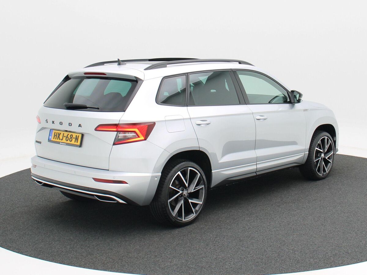 Škoda Karoq 1.5 TSi 150 Pk Automaat Sportline Business | Panoramadak | Trekhaak | Full LED | Camera | 19 Inch | Stoelverwarming | Adaptive Cruise | 42.278 Km!!