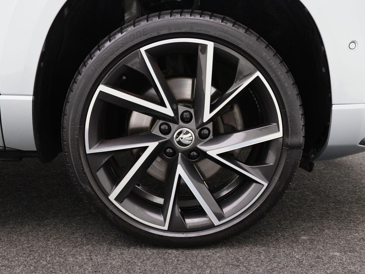Škoda Karoq 1.5 TSi 150 Pk Automaat Sportline Business | Panoramadak | Trekhaak | Full LED | Camera | 19 Inch | Stoelverwarming | Adaptive Cruise | 42.278 Km!!