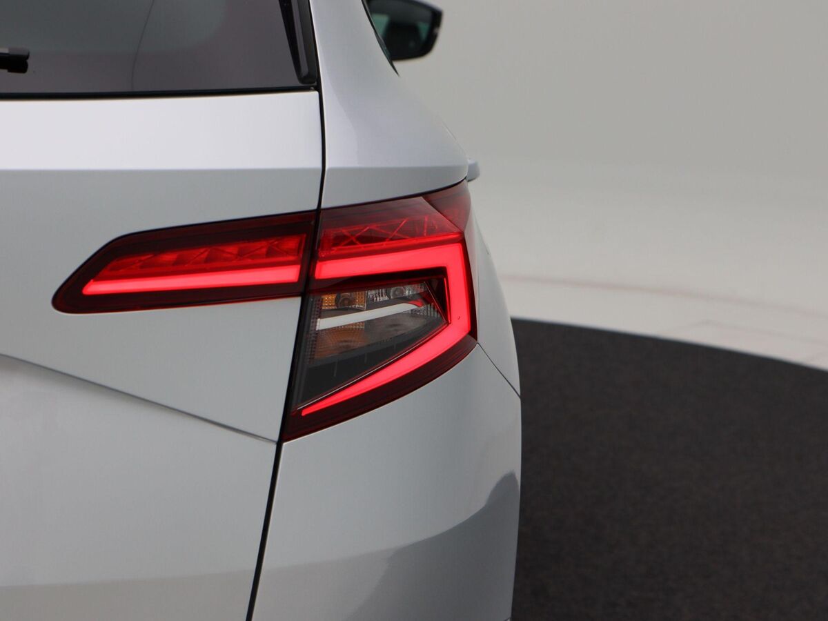 Škoda Karoq 1.5 TSi 150 Pk Automaat Sportline Business | Panoramadak | Trekhaak | Full LED | Camera | 19 Inch | Stoelverwarming | Adaptive Cruise | 42.278 Km!!