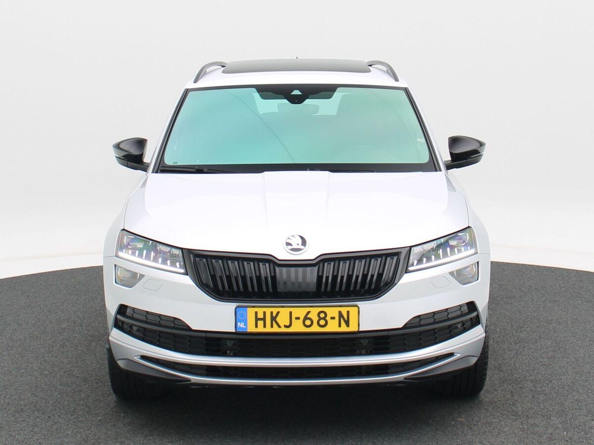 Škoda Karoq 1.5 TSi 150 Pk Automaat Sportline Business | Panoramadak | Trekhaak | Full LED | Camera | 19 Inch | Stoelverwarming | Adaptive Cruise | 42.278 Km!!